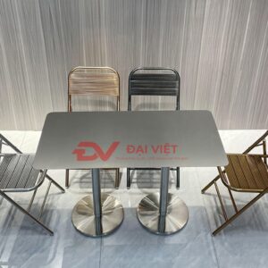 Bàn xếp inox chữ nhật 1m4 với mặt bàn được chấn dập bằng máy chấn CNC thủy lực, đường nét sắc sảo, chắc chắn