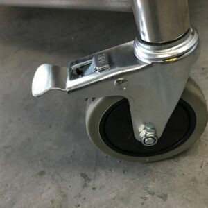 Xe đẩy hàng inox 4 bánh 900x600x850mm với bánh xe có khóa an toàn