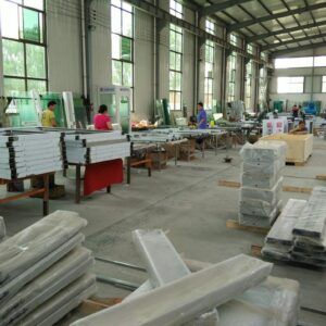 bàn ăn công nghiệp inox 8 người 200x135x75cm Sử dụng máy chấn CNC giúp các mép gấp an toàn, bền bỉ và đẹp mắt