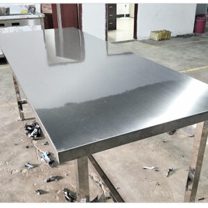 bàn bếp inox 180x70x75cm Chân bàn bằng hộp inox 40×40 mm, thanh tăng cứng inox hộp 25×25 mm, đợt bên dưới đan nan 10×20 mm