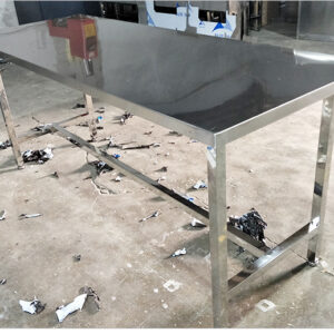 bàn bếp inox 180x70x75cm Sử dụng máy chấn CNC giúp các mép gấp an toàn, bền bỉ và đẹp mắt.