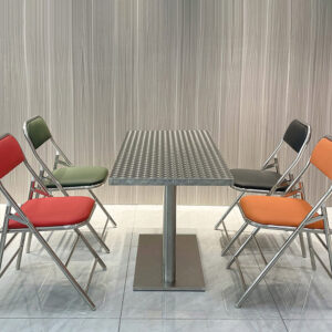 bàn inox chữ nhật có vân 120x60x74cm với mặt bàn được chấn dập bằng máy chấn CNC thủy lực, đường nét sắc sảo, chắc chắn