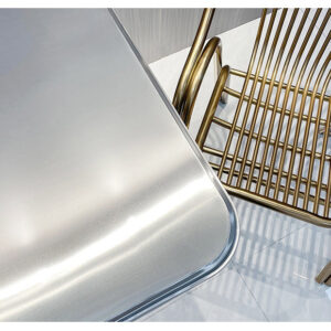 bàn inox vuông 3 chân 80x80x75cm sử dụng máy chấn CNC giúp các mép gấp an toàn, bền bỉ và đẹp mắt.