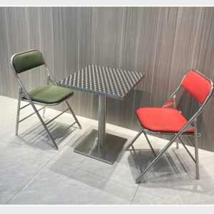 bàn inox vuông có vân 80x80x74cm sử dụng máy chấn CNC giúp các mép gấp an toàn, bền bỉ và đẹp mắt.