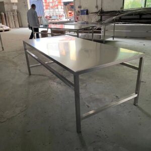 bàn sơ chế inox 100x60x73cm Các mối hàn được thực hiện bằng công nghệ hàn TIG có khí Ar bảo vệ chống oxi hóa