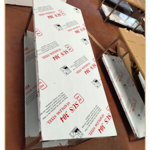 bàn sơ chế inox 2 tầng 150x80x80cm Chân bàn bằng hộp inox 40×40 mm, thanh tăng cứng inox hộp 25×25 mm, đợt bên dưới đan nan 10×20 mm