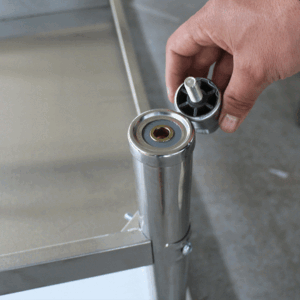 bàn sơ chế inox 2 tầng 180x80x80cm Sử dụng máy chấn CNC giúp các mép gấp an toàn, bền bỉ và đẹp mắt.