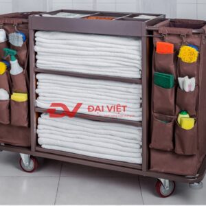 với các móc treo để đựng dụng cụ