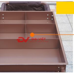 với ngăn trên làm từ nhựa