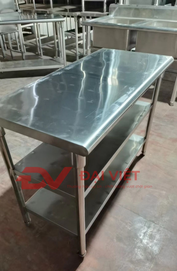 Bề mặt của bàn bếp được làm từ tấm inox dễ dàng vệ sinh