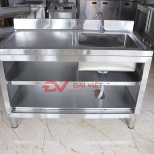 với 2 ngăn chứa chén dĩa, dao thớt tiện lợi