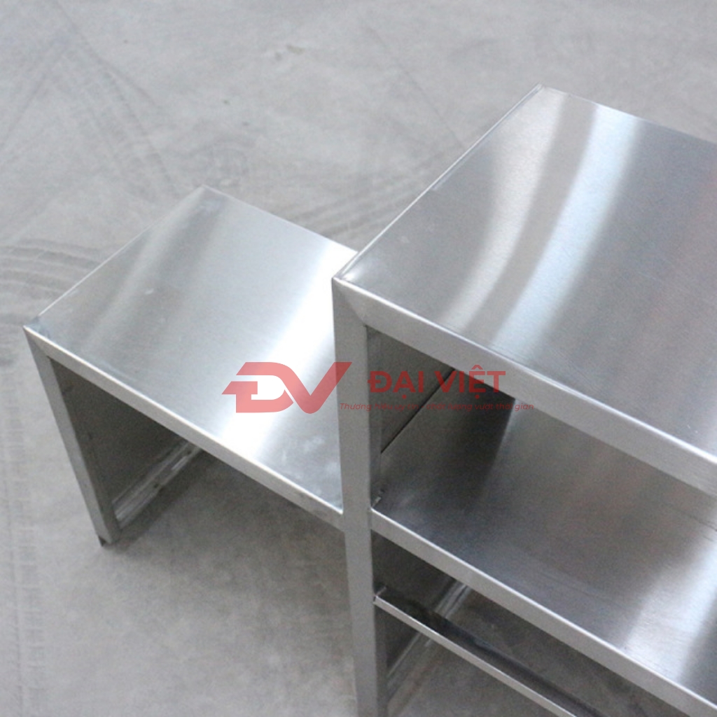 bề mặt kệ làm từ inox sáng bóng để trưng bày