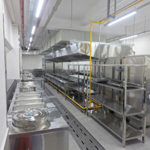 chụp hút mùi inox 1500x800x450mm được lắp đặt bên dưới của khu bếp
