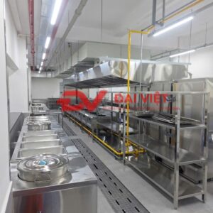 kệ inox 4 tầng 1200x400x1500mm các kệ inox được lắp đặt bên trong bếp công nghiệp