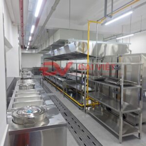 kệ inox 4 tầng nan 1500x500x1500mm các kệ inox được lắp đặt bên trong bếp công nghiệp