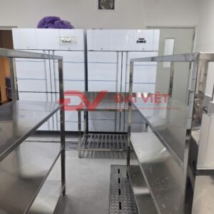 kệ inox 4 tầng nan 1800x500x1500mm các kệ chứa thức ăn củng được thiết kế và lắp đặt hợp lý