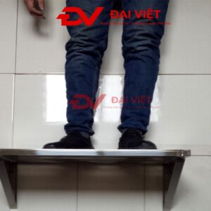 kệ phẳng inox 1 tầng treo tường 1800x300x300mm Thiết kế 2 cạnh gắn tường giúp kệ chịu lực tốt hơn