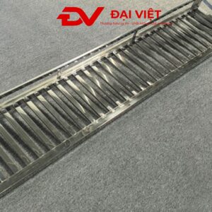 kệ song inox 1 tầng treo tường 1000x300x300mm Thiết kế 2 cạnh gắn tường giúp kệ chịu lực tốt hơn