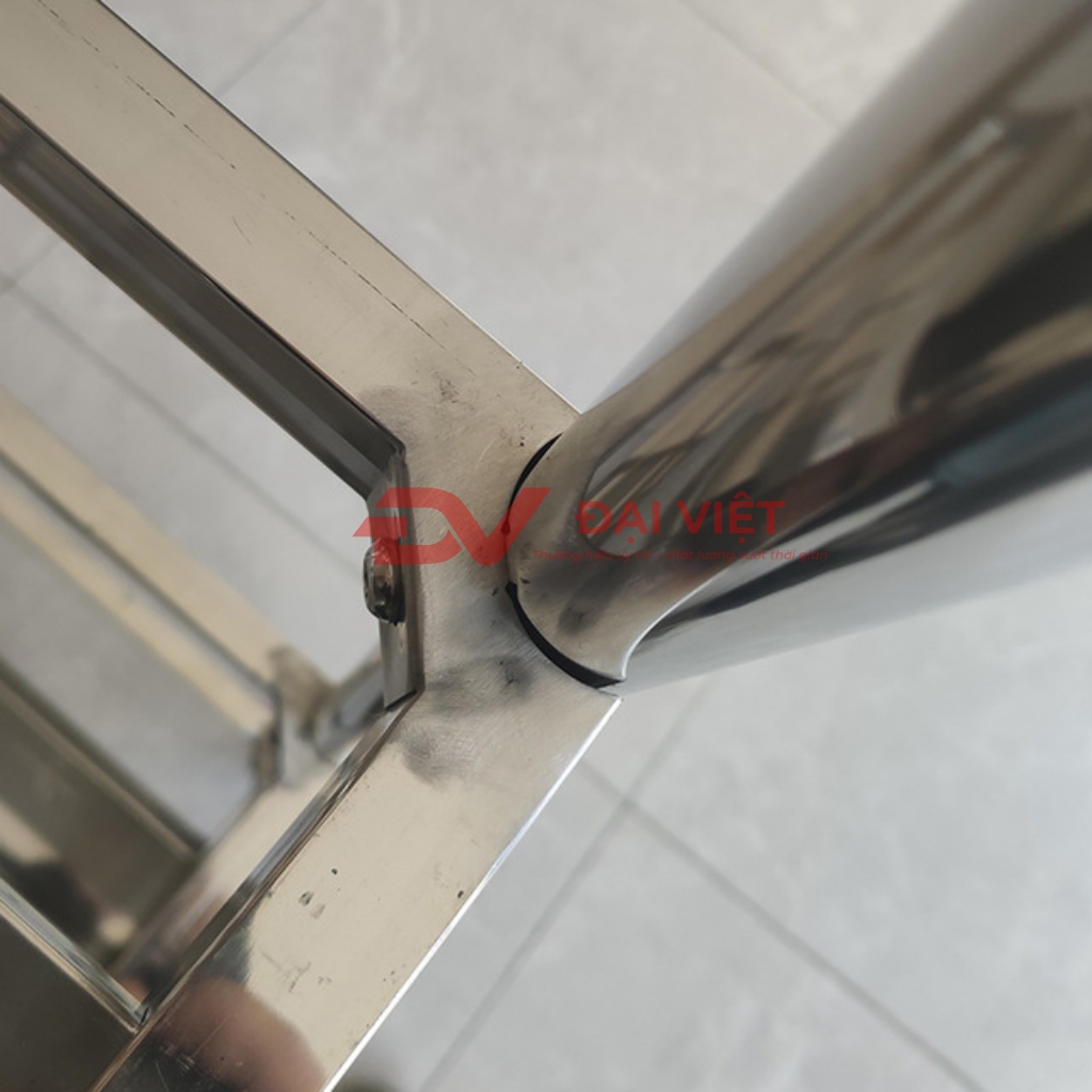 phần thân ống chịu lực được làm từ ống inox 30x30mm