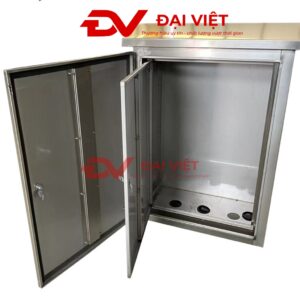 vỏ tủ điện điều khiển inox ngoài trời 2 lớp cửa 800x600x300mm với 4 lổ được khoan để bắt dây điện