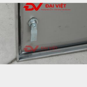 vỏ tủ điện điều khiển inox ngoài trời 500x750x180mm ổ khóa được trang bị tăng độ bảo mật