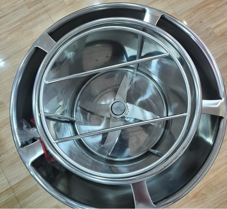 Lưỡi dao 4 cánh sắc bén, chất liệu inox chống gỉ, an toàn vệ sinh thực phẩm Lưỡi dao 4 cánh sắc bén, chất liệu inox chống gỉ, an toàn vệ sinh thực phẩm