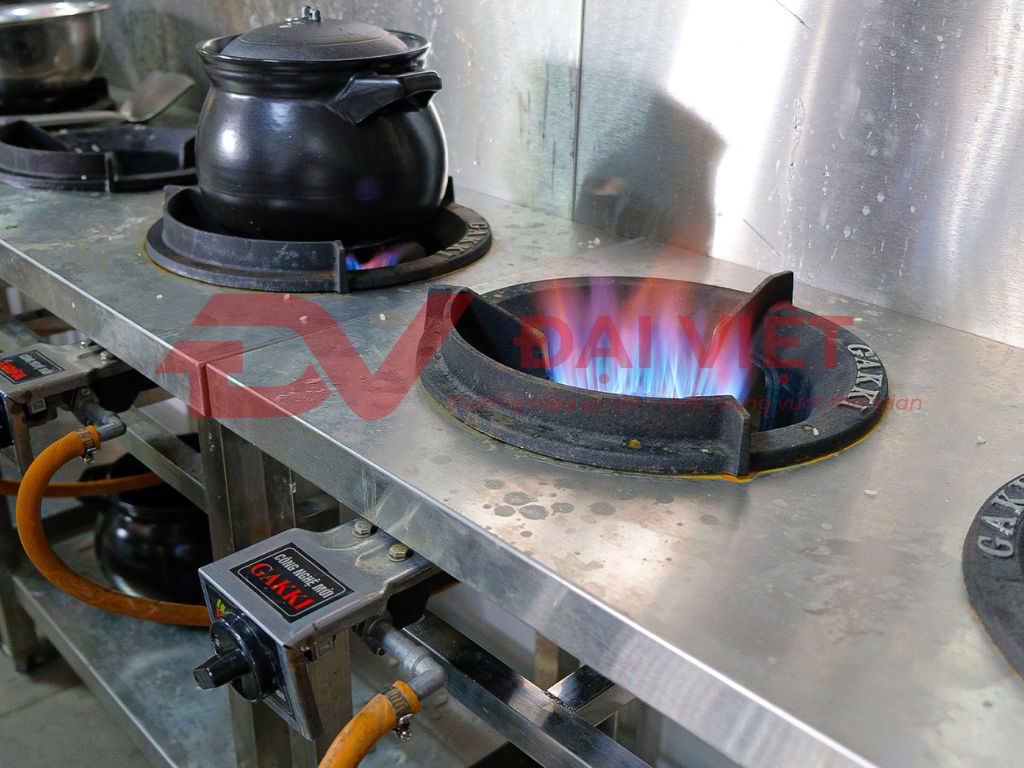 So sánh chi tiết bếp hầm công nghiệp và bếp khè công nghiệp So sánh chi tiết bếp hầm công nghiệp và bếp khè công nghiệp