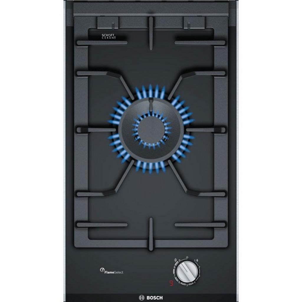 Bếp Gas Domino Bosch PRA3A6D70 đặt trên bàn bếp hiện đại ánh sáng tự nhiên