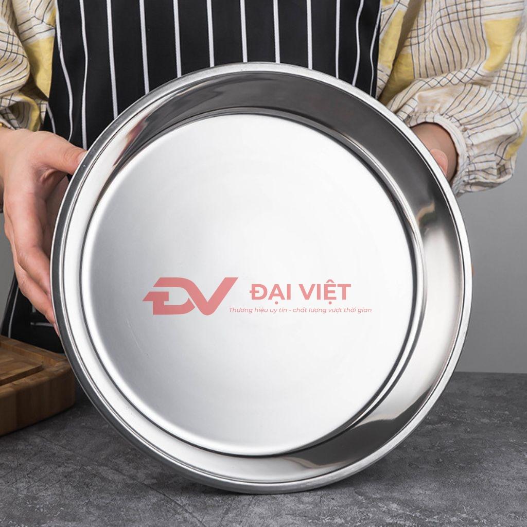 Ảnh cận cảnh chất liệu inox 304 và thau inox 40cm trong bếp