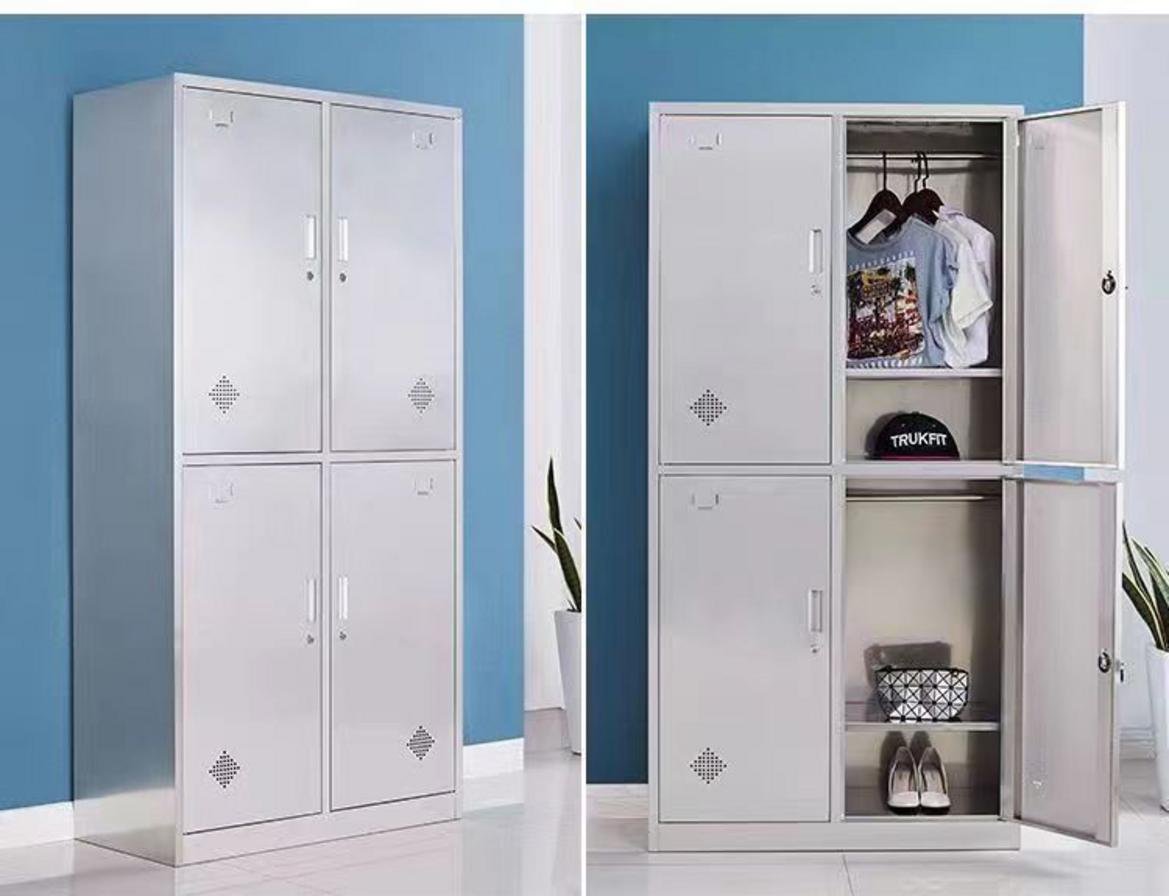Tủ quần áo inox 4 cửa với các chi tiết mái dốc, khóa riêng biệt, chân cao su chống trượt và góc bo tròn an toàn
