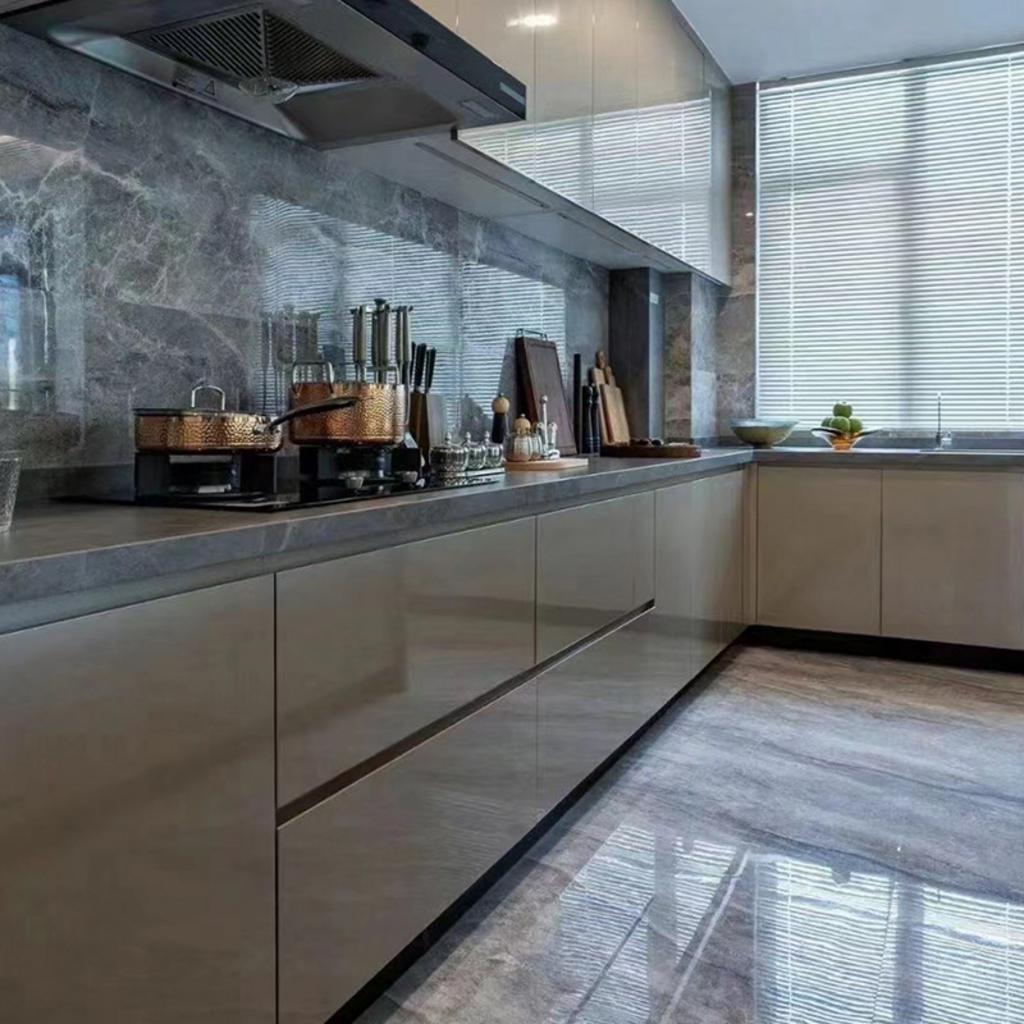 Bảng so sánh các loại tủ bếp inox acrylic, gỗ tự nhiên và nhôm