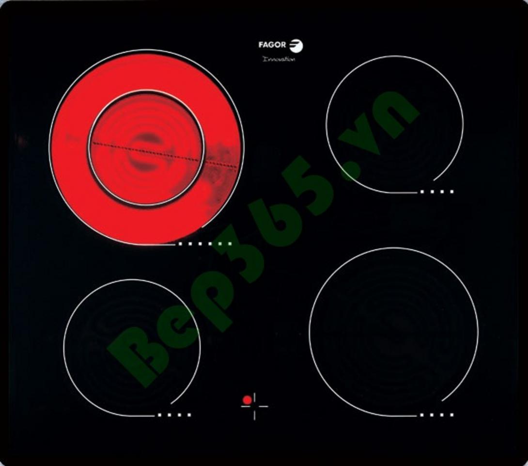 Bếp Điện FAGOR 2VFT-320S trên nền bếp sạch hiển thị mặt kính đèn bổng vùng nấu sáng rõ