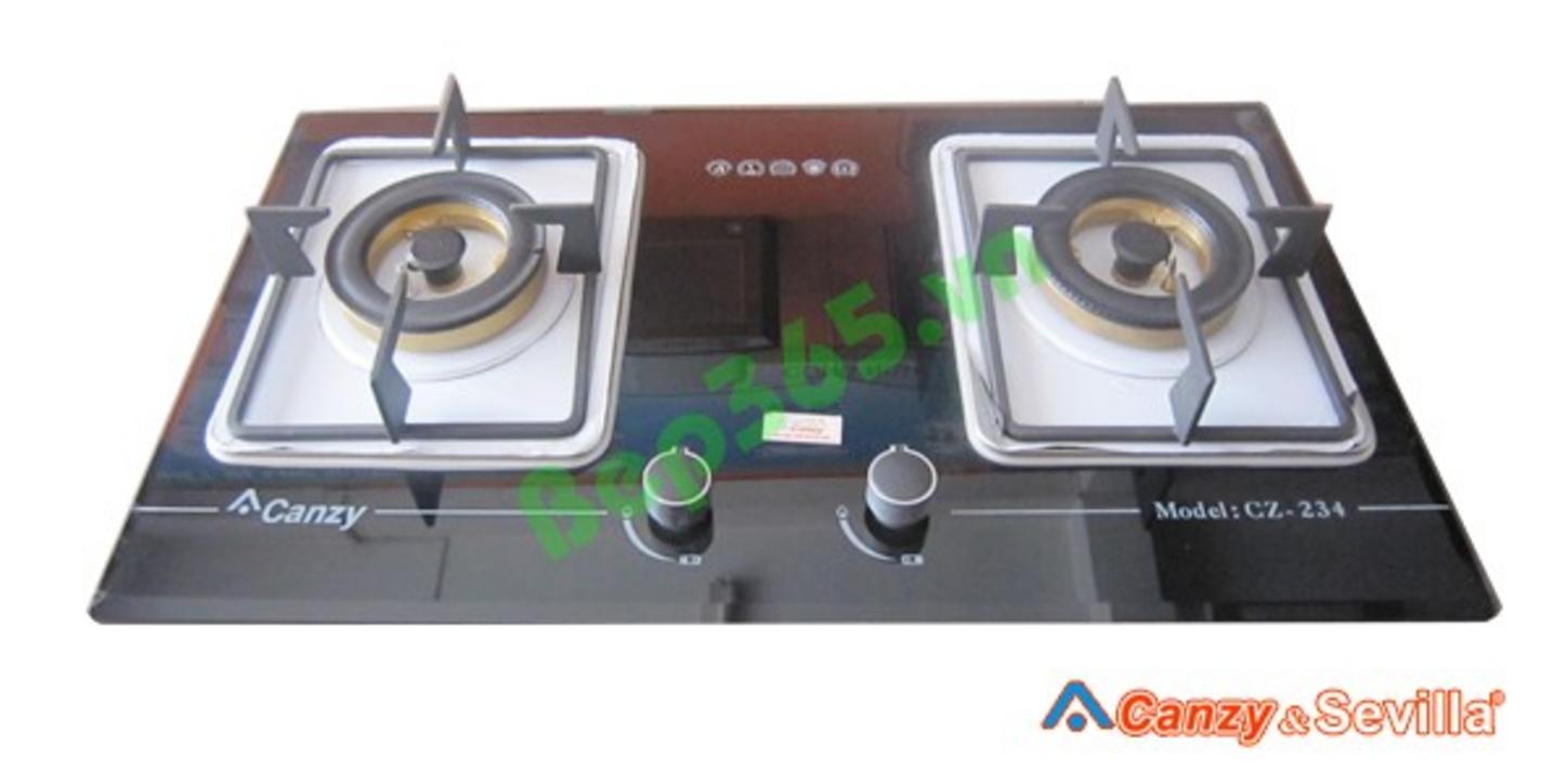 Bếp ga âm Canzy CZ 234 hiện đại với mặt kính đen bóng và 2 vùng nấu rõ nét đặt trong không gian bếp sang trọng