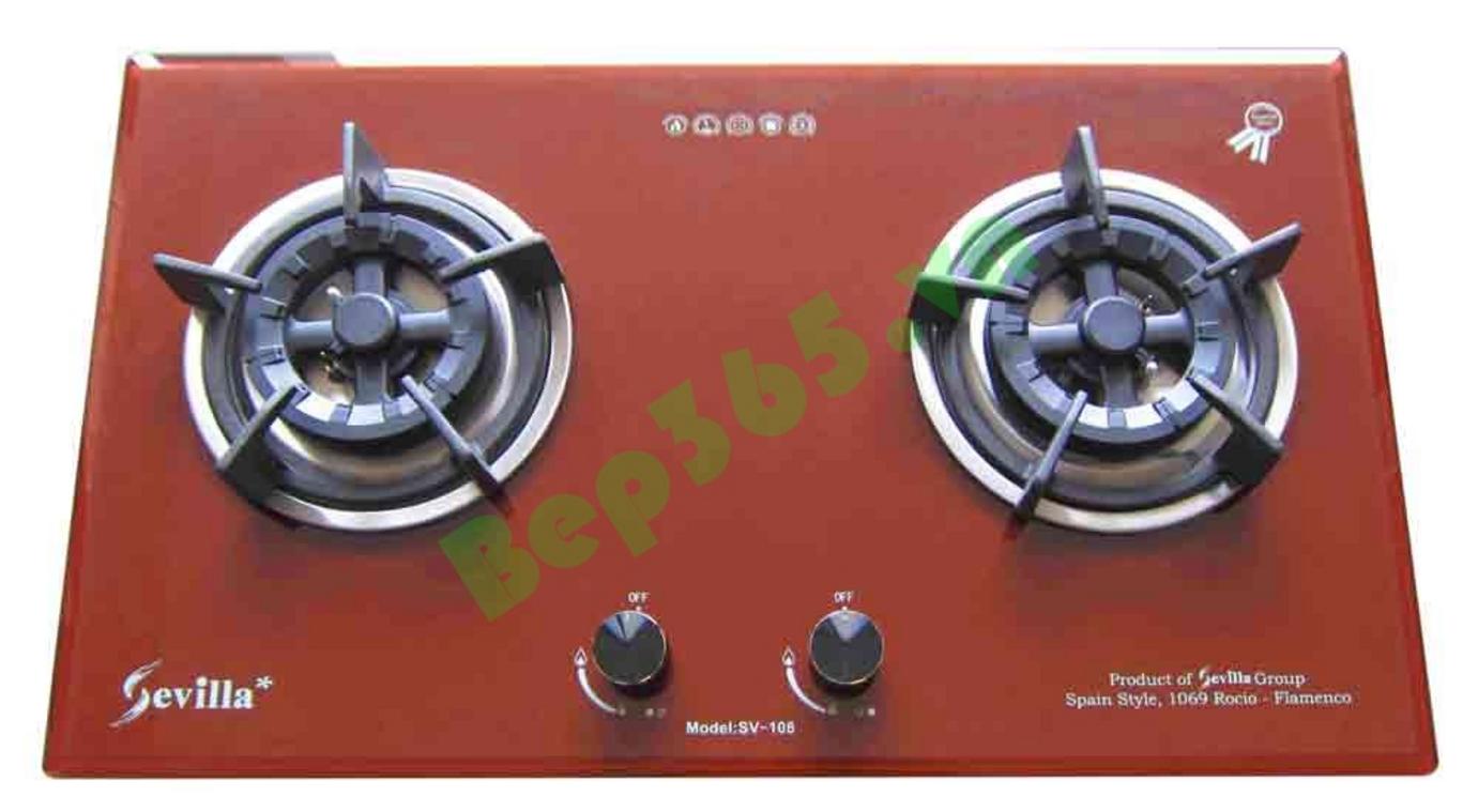 Bếp ga Sevilla SV-108 RED đặt trên bàn bếp hiện đại, ánh sáng làm nổi bật mặt kính đỏ cứng, kiềng gang đúc chắc chắn