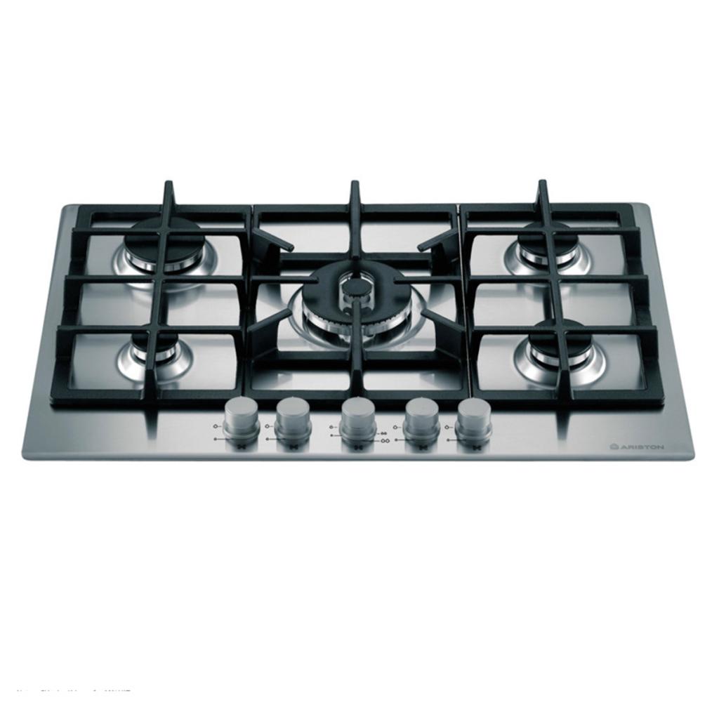 Bếp gas âm Ariston PZ 750 R GH trên nền nhà bếp hiện đại với mặt inox sáng bóng và 5 vùng nấu hoạt động