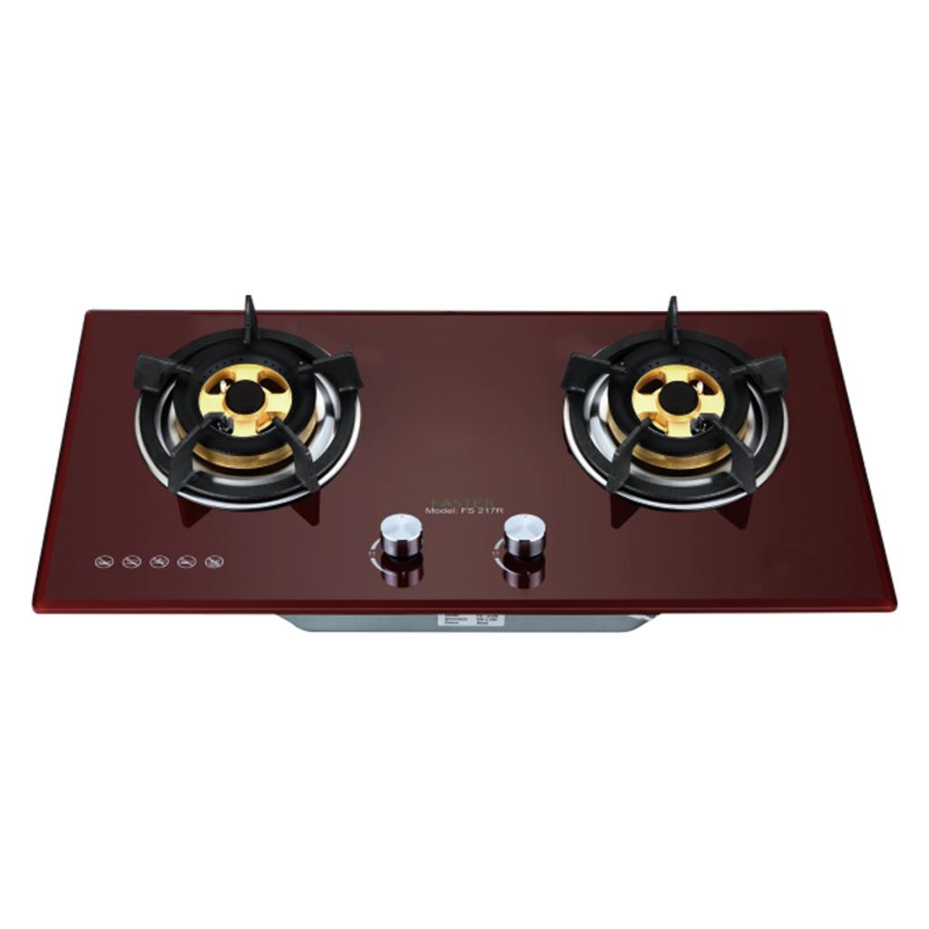 Bếp Gas Âm FASTER FS-217R trong bếp hiện đại màu đỏ Bordeaux hiển thị mặt kính chịu lực và kiềng gang đúc