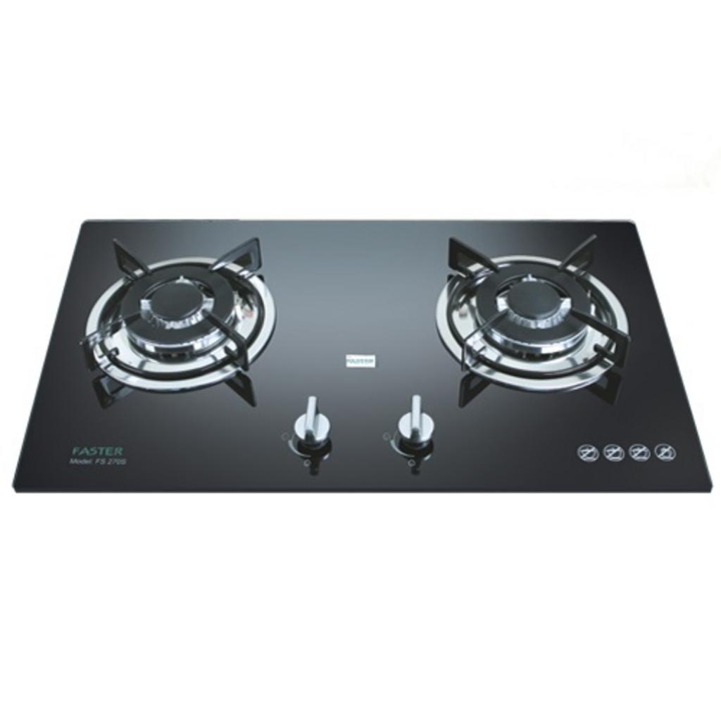 Bếp gas âm Faster FS 274S với mặt kính đen bóng hai lò nấu đang cháy lửa xanh đều kiềng thép tráng men sáng bóng trong không gian bếp hiện đại