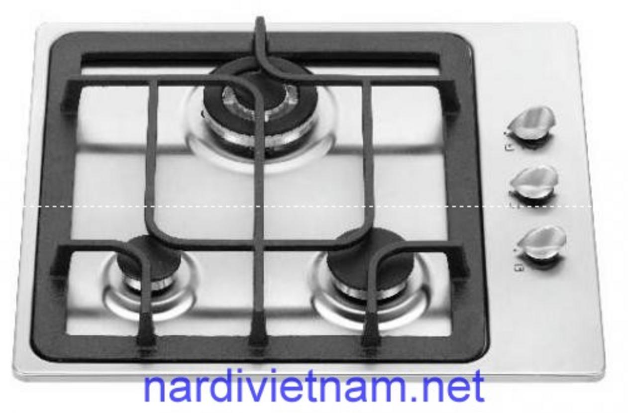 Bếp Gas Âm Nardi THG-38-AV-X trên nền bếp hiện đại thể hiện thiết kế inox sáng bóng và ba lò nấu