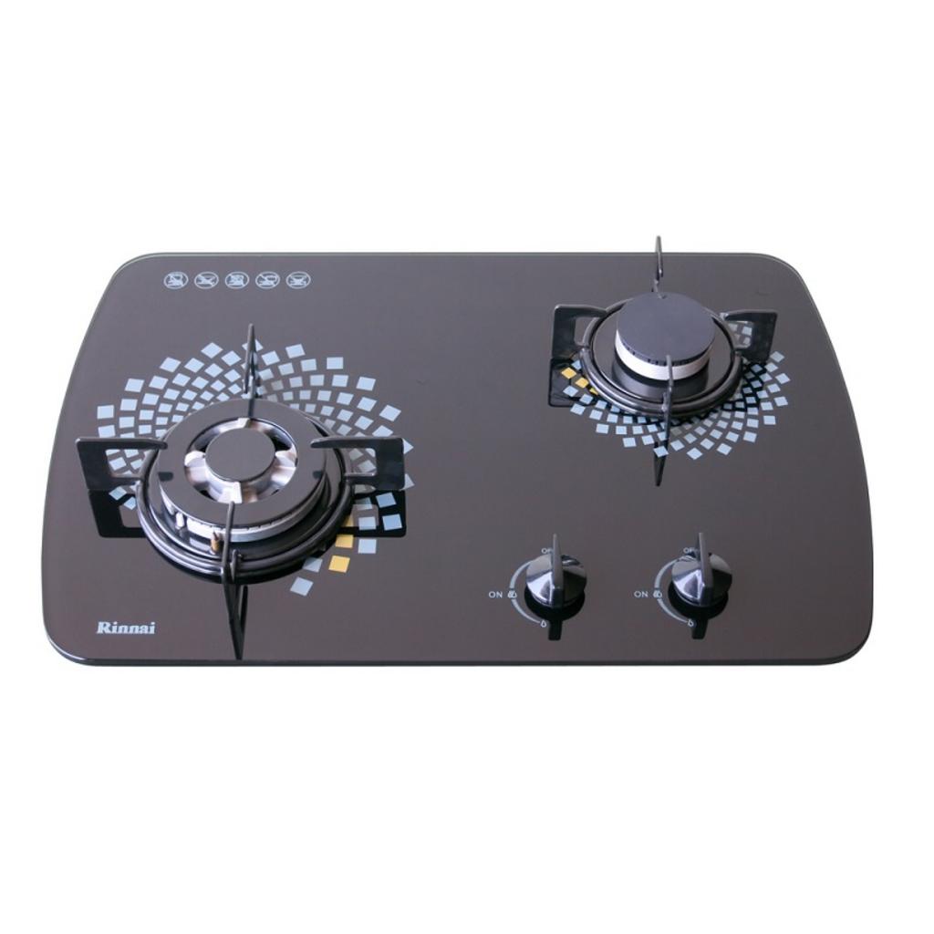 Bếp Gas Âm Rinnai RVB-6SDR(L) trên nền bếp hiện đại ánh sáng tập trung vào mặt kính sáng bóng và núm điều khiển an toàn