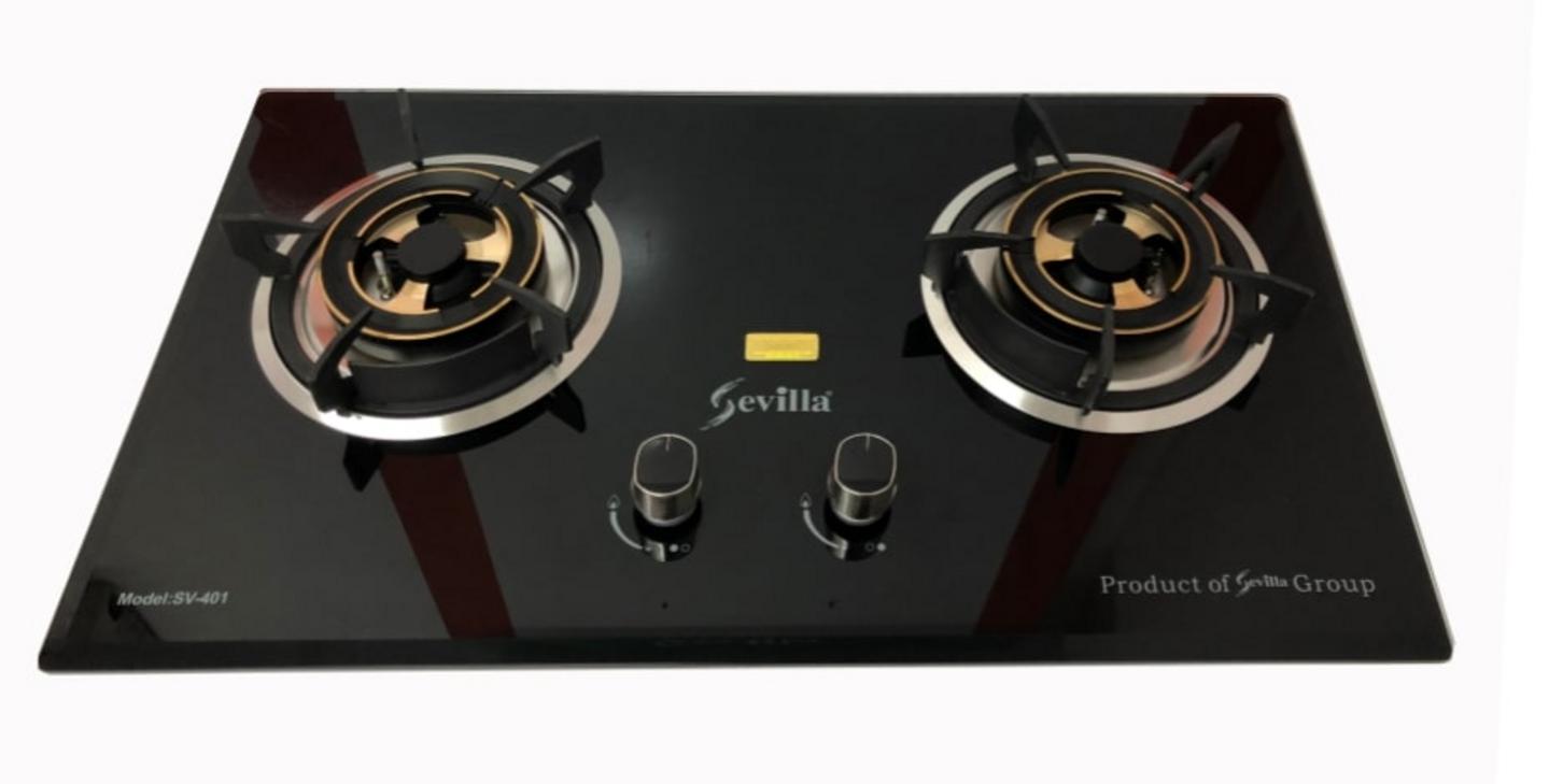 Bếp gas âm Sevilla SV-401 với mặt kính đen chịu lực bóng bẩy hai lò gas đang bật lửa đều kiềng gang đúc chắc chắn góc nhìn trực diện