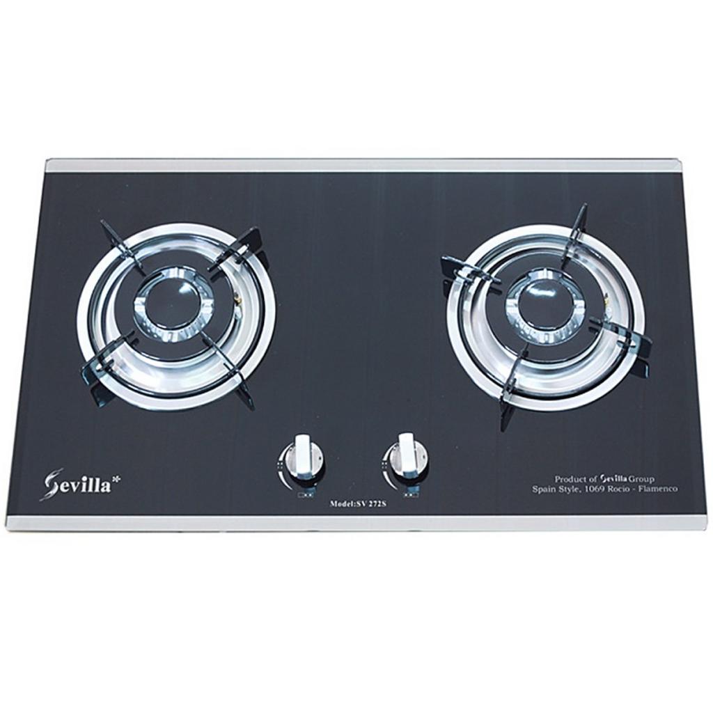 Bếp gas âm Sevilla SV-702S với mặt kính đen bóng, kiềng gang đúc chắc chắn trong không gian bếp hiện đại
