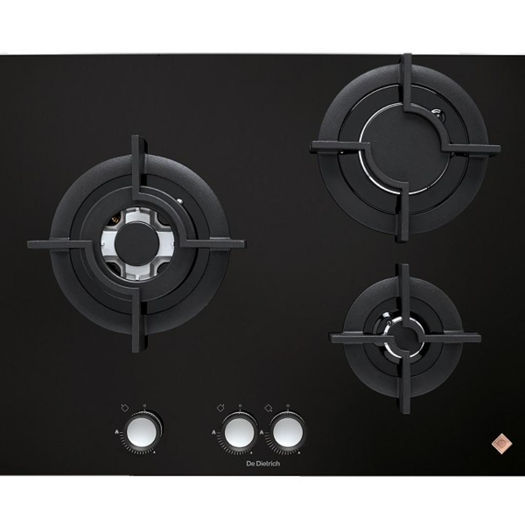Bếp gas De Dietrich DPG7549B trên nền bếp hiện đại ánh sáng ấm áp