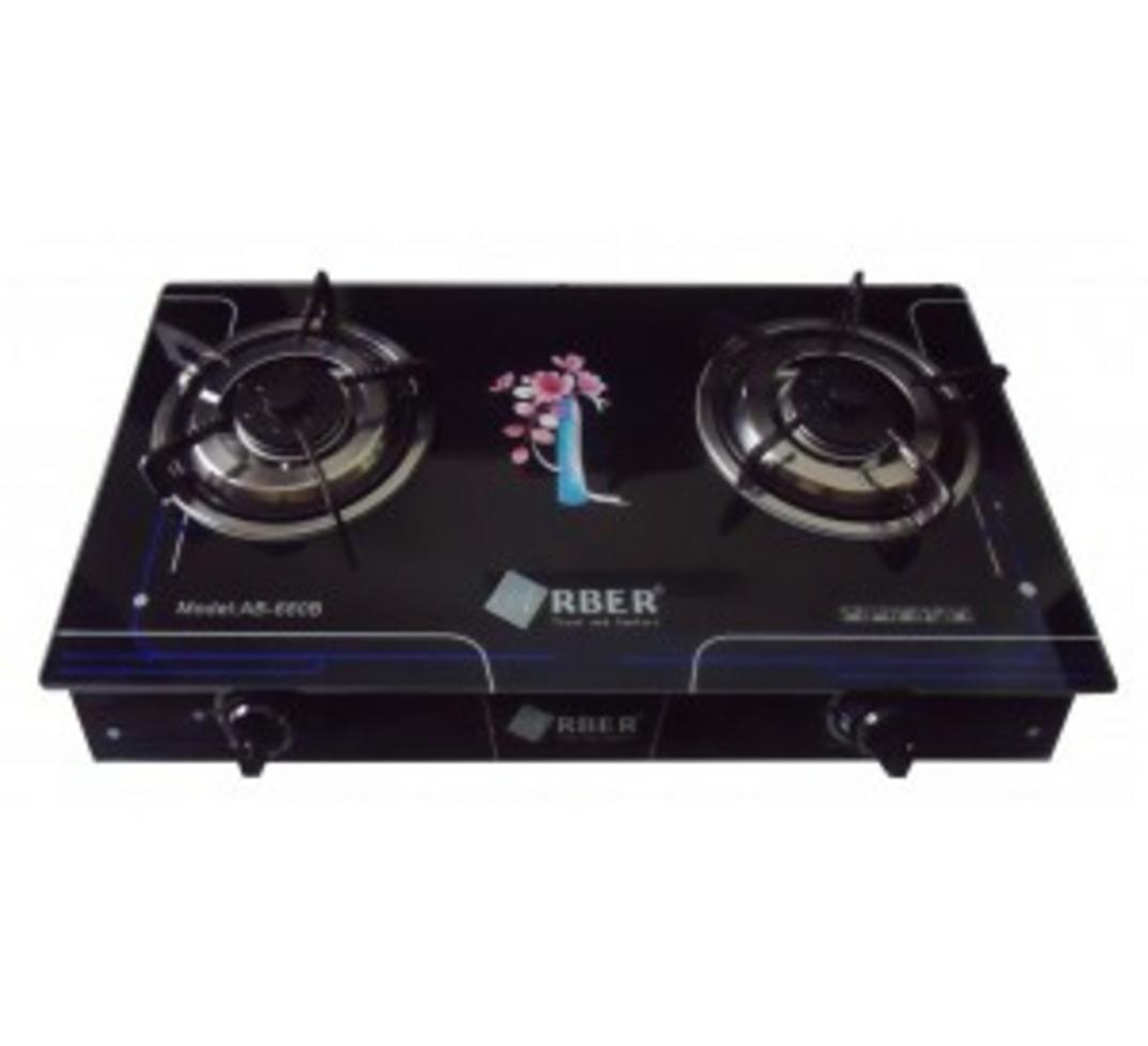 Bếp gas dương ARBER AB - 680B đặt trong không gian bếp hiện đại với mặt kính đen bóng và hai bếp nấu đang hoạt động