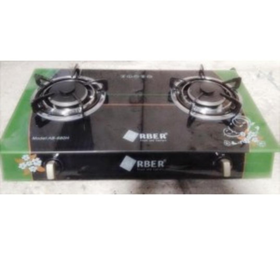 Bếp gas dương ARBER AB - 680H đặt trên bàn bếp với mặt kính màu đen bóng hài vùng nấu kiềng sắt chắc chắn thiết kế hiện đại