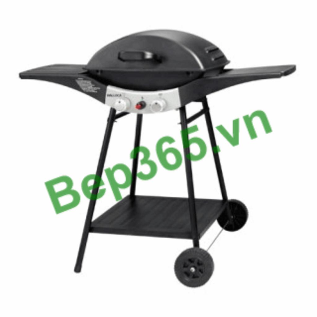 Bếp nướng ngoài trời Malloca BBQ 8102 tại sân vườn gia đình thiết kế màu đen hiện đại