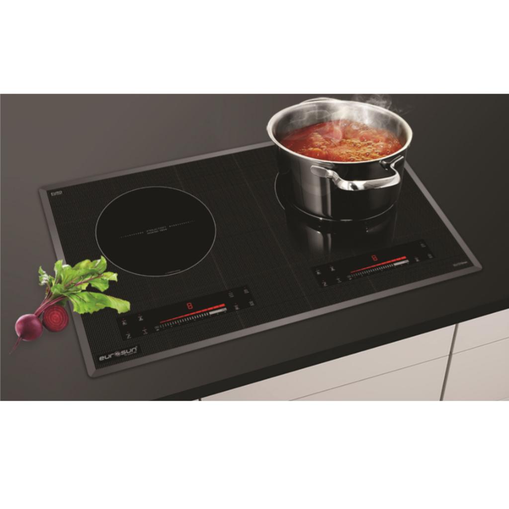 Bếp từ đôi Eurosun EU-T210Max lắp âm thiết kế hiện đại với mặt kính đen bóng và viền nhôm sang đắt trong không gian bếp sang trọng