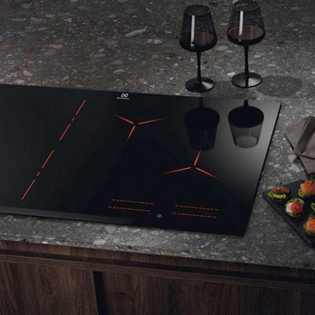 Bếp từ Electrolux EIP8546F lắp âm hiện đại trong bếp gia đình sang trọng