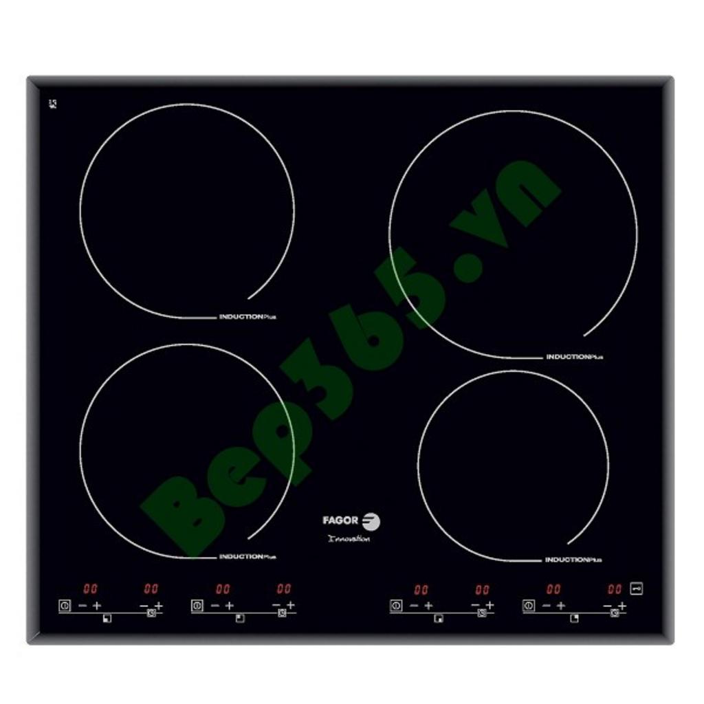 Bếp từ Fagor IF-4S trong bếp hiện đại với mặt kính đen bóng bốn vùng nấu distinctively sang