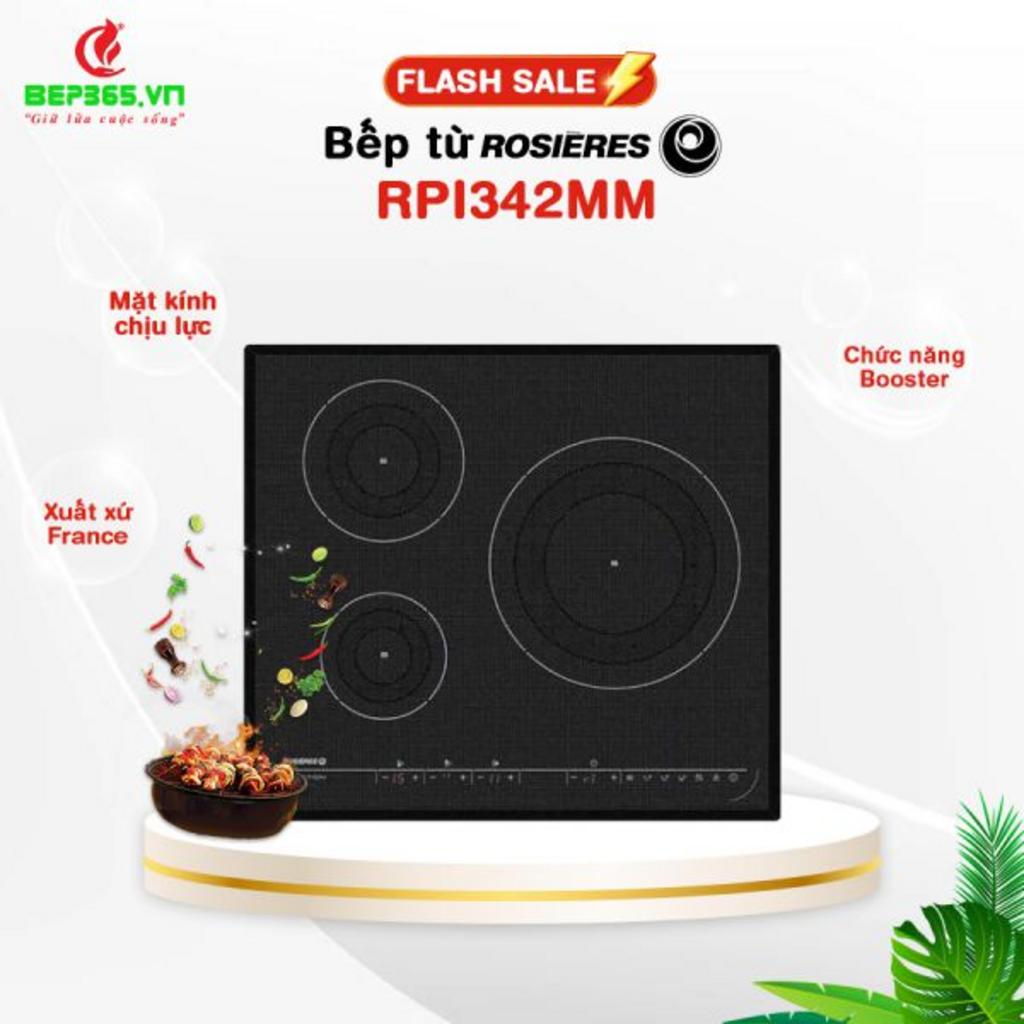 Bếp từ Rosieres 3 vùng nấu RPI342MM lắp âm trong không gian bếp hiện đại mặt kính đen chấm bi hiển thị vùng nấu và bảng điều khiển cảm ứng