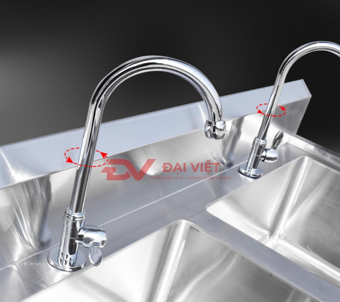 Bồn rửa inox 3 ngăn với vòi nước xoay 360 độ và chân bồn chắc chắn trong phòng mổ hiện đại